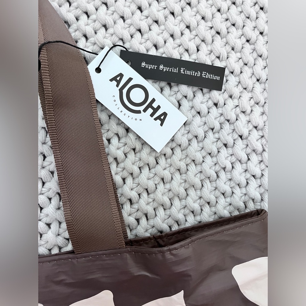 Aloha Collection• Super Special Limited Edition APPLIQUE Day Tripper Tote - Picture 4 of 8